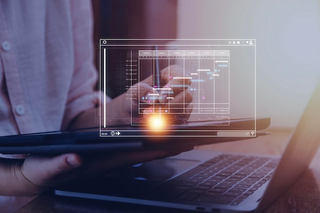 Analyste travaillant avec un ordinateur dans Business Analytics et Data Management System pour créer un rapport avec des indicateurs de performance clés et des mesures connectés à la base de données Stratégie d'entreprise pour les opérations financières marketing des ventes