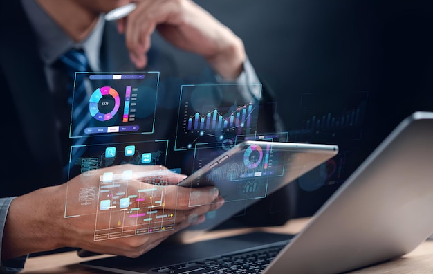 Analyste travaillant avec l'ordinateur dans le système d'analyse d'affaires et de gestion des données pour faire un rapport avec des KPI et des mesures connectées à la base de données