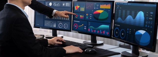 Analyste travaillant sur le tableau de bord BI sur un écran d'ordinateur