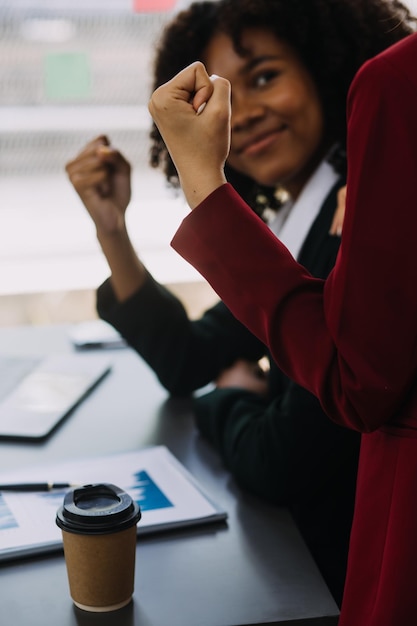 Les analystes financiers analysent les rapports financiers des entreprises sur un projet d'investissement de planification de tablette numérique lors d'une discussion lors d'une réunion d'entreprise montrant les résultats de leur travail d'équipe réussi