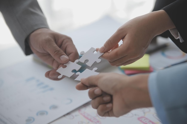 Photo les analystes financiers analysent les rapports financiers des entreprises sur un projet d'investissement de planification de tablette numérique lors d'une discussion lors d'une réunion d'entreprise montrant les résultats de leur travail d'équipe réussi