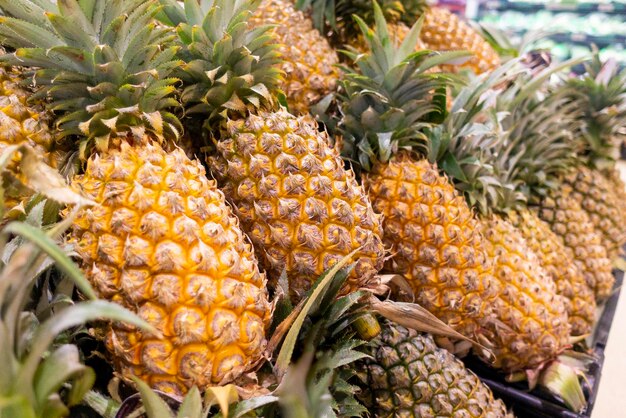 Des ananas au supermarché.