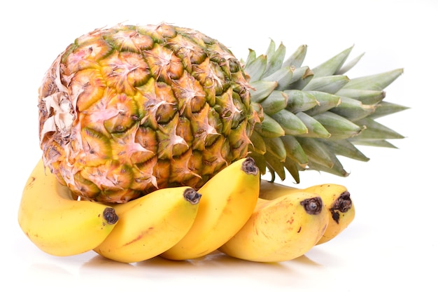 Ananas et banane sur fond blanc