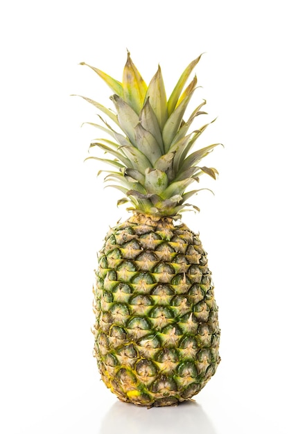 Ananas bio frais sur une planche de bois blanc.