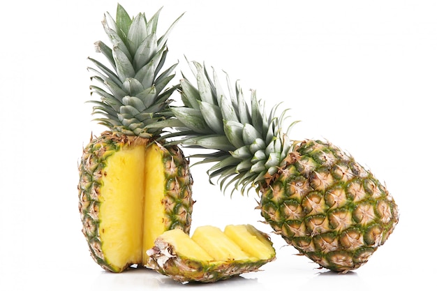 Ananas sur blanc