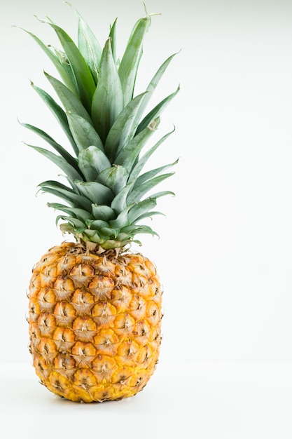 Ananas sur blanc