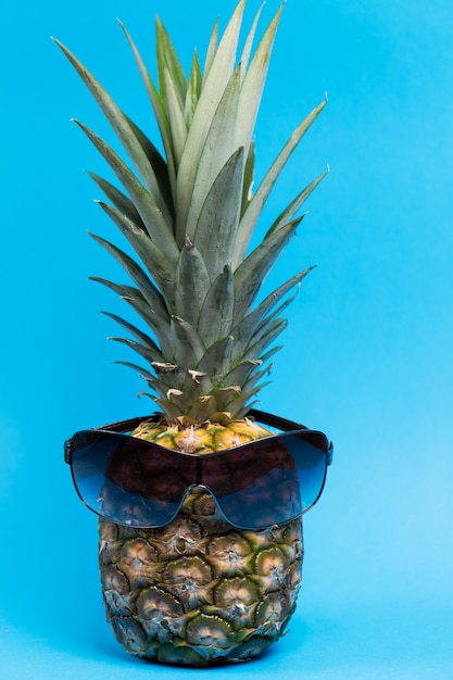 Ananas bleu mûr avec des lunettes. Fermer.