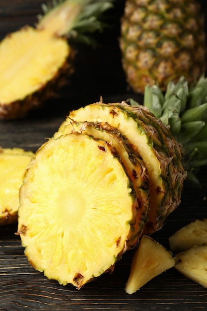 Ananas coupé mûr sur fond de bois, gros plan