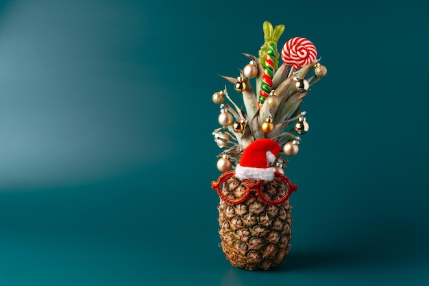 Ananas créatif avec des décorations de Noël sur fond de studio