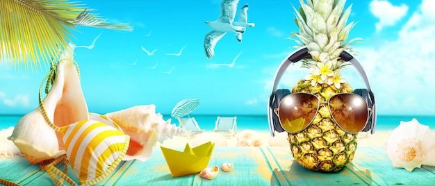 Ananas créatif avec des lunettes de soleil sur fond d'été