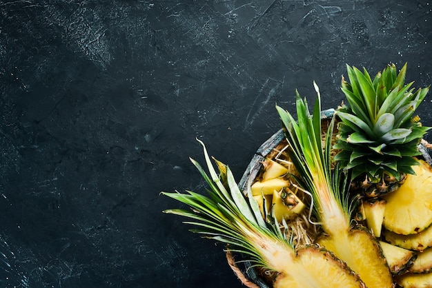 Ananas dans une boîte en bois Fruits tropicaux Vue de dessus Espace de copie gratuit