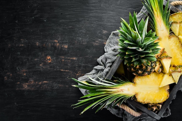 Ananas dans une boîte en bois Fruits tropicaux Vue de dessus Espace de copie gratuit