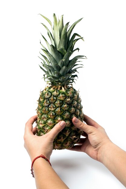 Ananas dans les mains