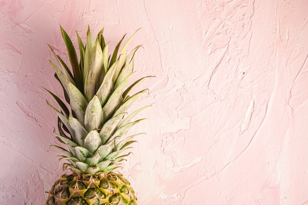 Ananas doux frais sur une surface texturée rose, espace de copie vue de dessus, recadrée