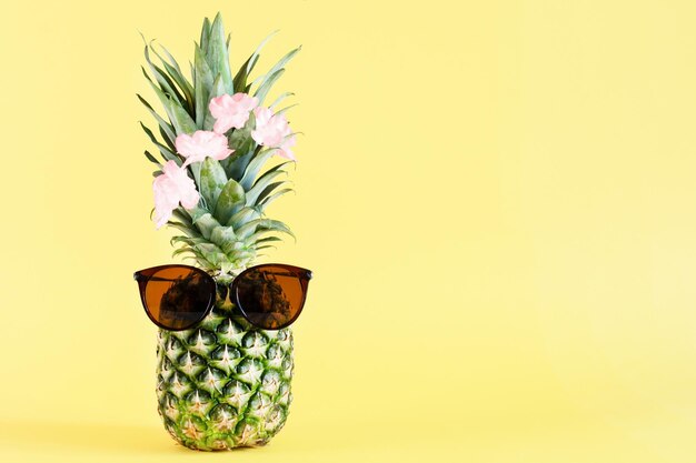 Ananas drôle avec des lunettes de soleil Fond d'été pour les vacances d'été et les vacances