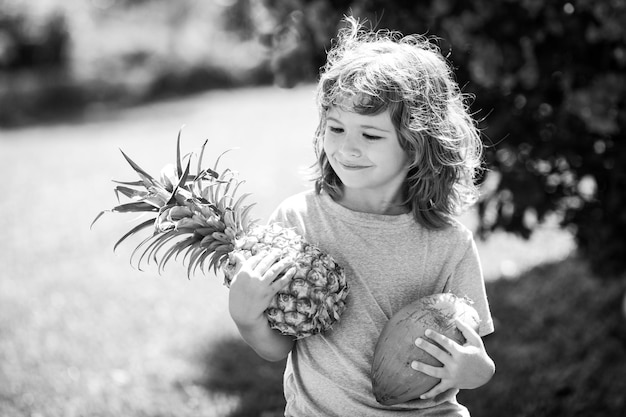 Ananas enfant garçon et ananas en vacances d'été