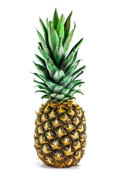 Ananas entier mûr isolé sur blanc