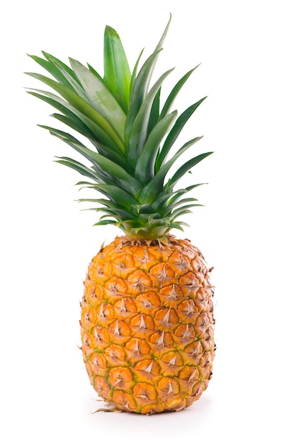 Ananas entier mûr isolé sur le blanc