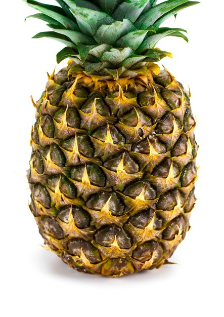 Ananas entier mûr isolé sur fond blanc.