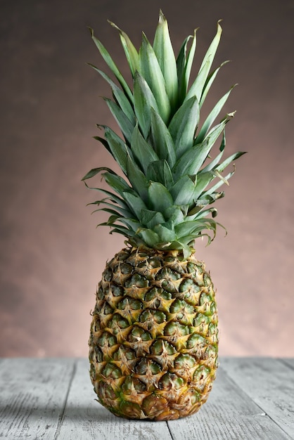 Ananas entier sur une table en bois Goût aigre-doux et juteuxAvoir beaucoup de fibres