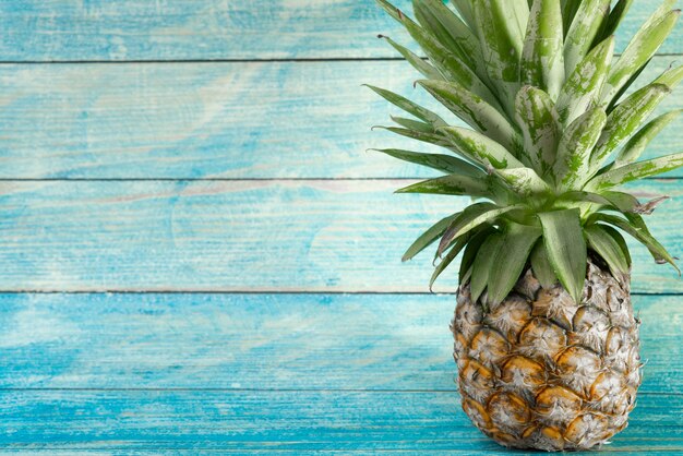 Ananas avec espace copie sur fond en bois