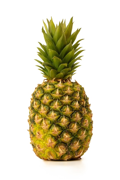 L'ananas est isolé. Entier frais juteux avec des feuilles sur fond blanc. Avec une ombre.