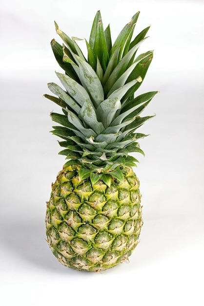 L'ananas est isolé sur fond blanc