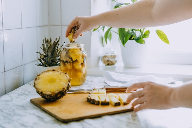 Ananas fermenté kombucha boisson tepache processus de cuisson d'ananas superaliment probiotique fait maison