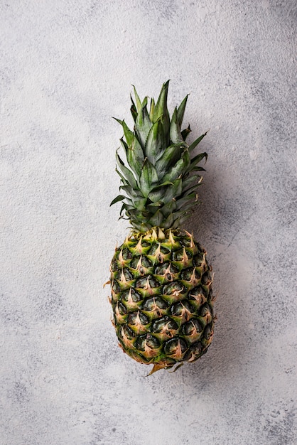 Ananas sur fond de béton gris