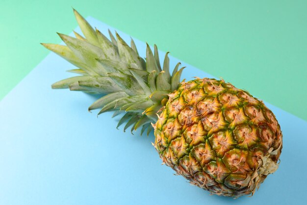 Ananas sur fond bleu et vert Espace de copie