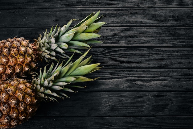 Ananas sur fond de bois Vue de dessus Espace libre pour le texte