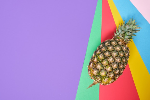 Ananas sur fond coloré avec espace de copie, vue de dessus