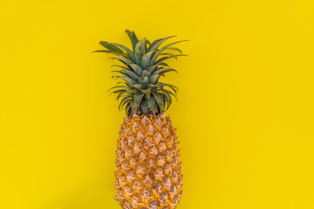 Ananas sur fond jaune concept d'été mise à plat vue de dessus