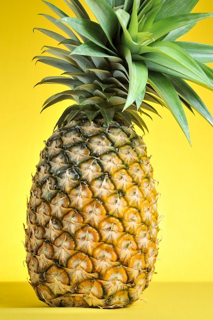 Ananas sur fond jaune vif. Ananas frais sur fond jaune vif. Fruit d'été.