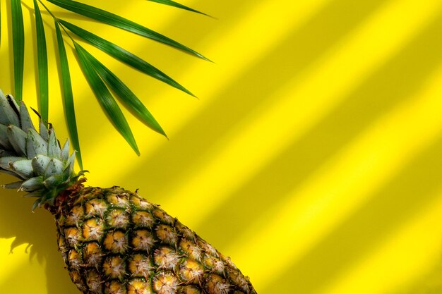 Ananas avec sur fond jaune