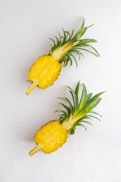 Ananas sur fond de mur blanc.