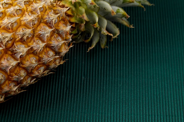 Ananas sur fond de papier vert