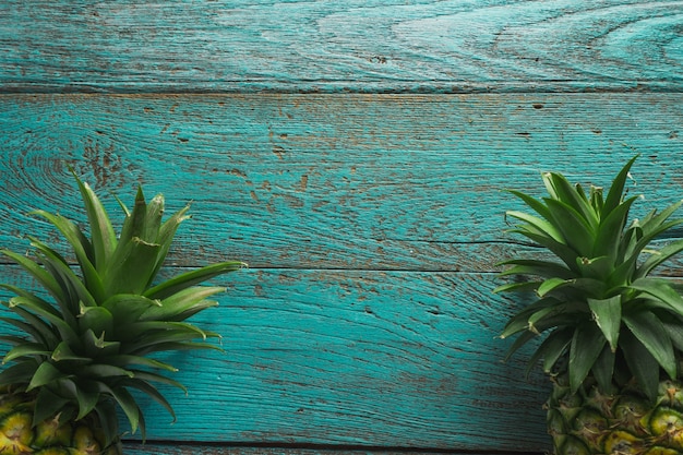 ananas sur le fond de la texture du bois