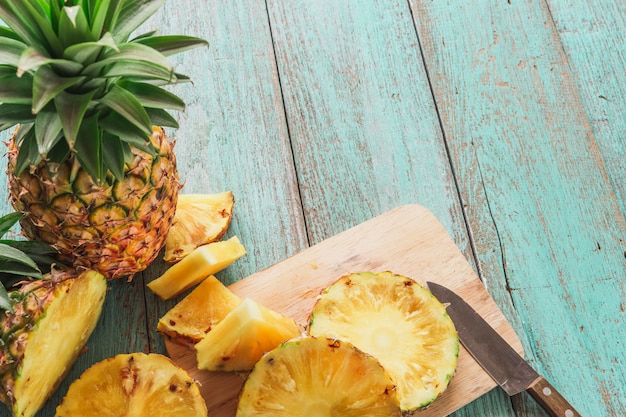 ananas sur le fond de la texture du bois