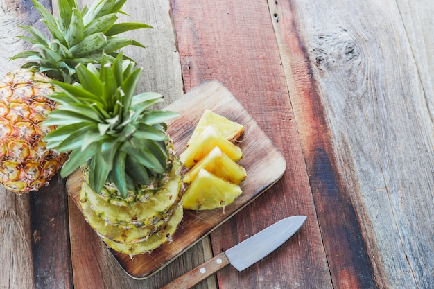 ananas sur le fond de la texture du bois