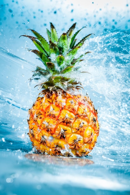 Ananas frais dans les éclaboussures d'eau