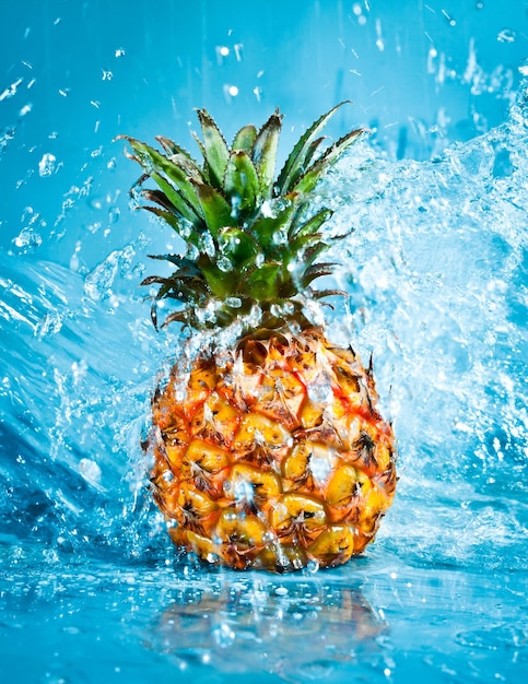 Ananas frais dans les éclaboussures d'eau