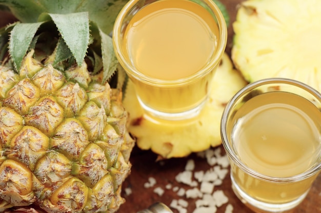 Photo ananas frais avec du jus