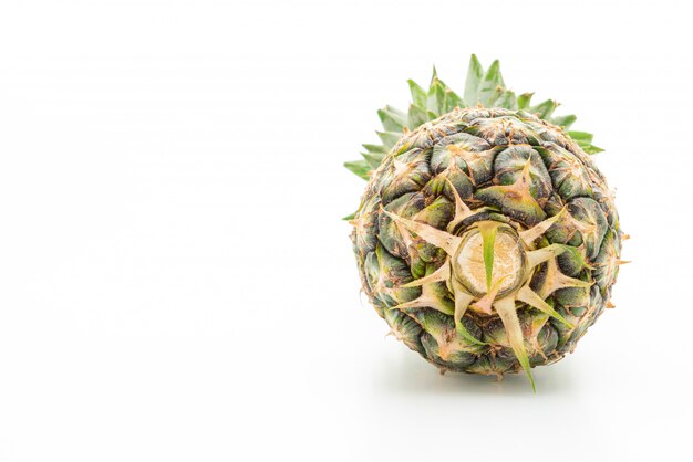 ananas frais sur fond blanc