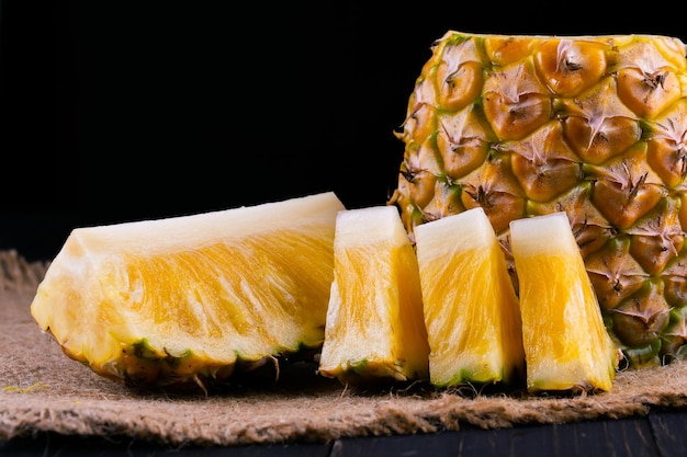 Ananas frais sur fond noir en bois noir