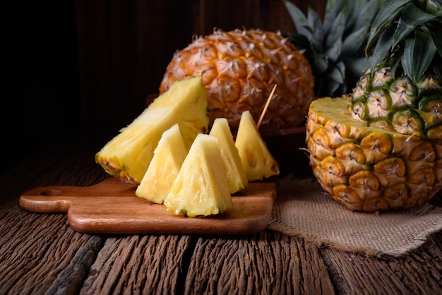 Ananas frais et jus sur la table en bois.