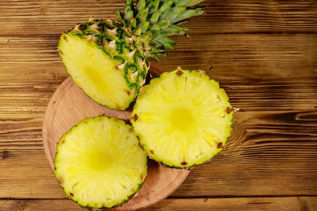 Ananas frais sur la table en bois