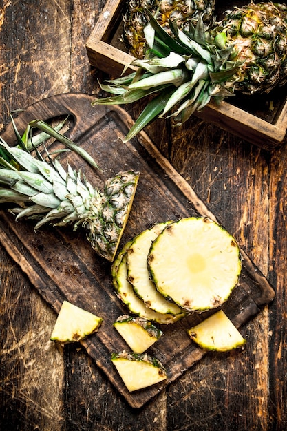 Ananas frais tranché sur table en bois