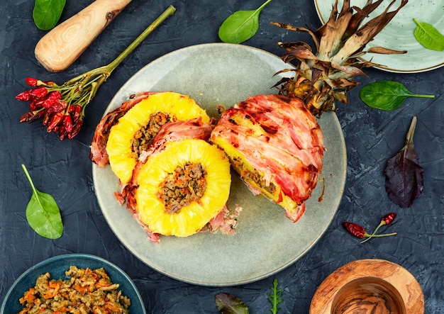 Ananas frit avec vue de dessus de viande