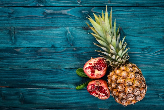 Ananas et grenade Fruits frais Sur un fond en bois Vue de dessus Espace libre pour le texte